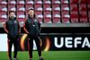 Manchester Uniteds Ryan Giggs og Louis van Gaal ser bekymrede ud ved onsdagens aftentræning i Herning. Foto: Lars Poulsen/Polfoto