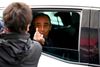 Dette foto kan blive dyrt for Eric Zemmour i valgkampen. Han giver fingeren til en kvinde i Marseille, der lige har gjort det samme. Foto: Nicolas Tucat/ AFP