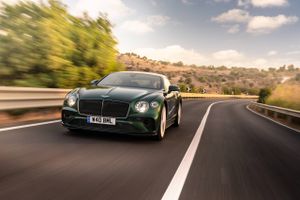 Bentley GT Speed er powerudgaven af GT Continental. I stedet for V8-motor har Speed 12-cylindret motor og flere udstyrsdetaljer. Under de forførende, men klassiske linjer gemmer sig helt moderne teknik i form af firehjulsstyring og andre kostbare teknologier. Vi tog en tur i den store GT’er.