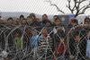 Der er ingen tegn på, at flygtningepresset mod Europa, som her ved grænsen mellem Makedonien og Grænkenland, vil aftage, sådan som den danske regering ellers forventer det, mener dansk ekspert.
