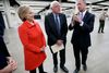 Forskellen mellem de demokratiske præsidentkandidater Hillary Clinton (tv.) og Bernie Sanders (i midten) er skrumpet ind til en størrelse, der kunne minde om den, som den tredje demokratiske kandidat, Martin O'Malley, her viser med sine pegefingre forud for den traditionsrige Jefferson-Jackson-middag i Iowa, der blev afholdt i slutningen af oktober.