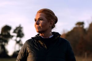 Det er ikke nok, at Danmark ikke taber job på regeringens kommende CO2-afgift. Landdistrikterne må heller ikke miste arbejdspladser til byerne, siger Inger Støjberg, som vil have Venstres førstemand til at føre en garanti ind i regeringsgrundlaget. Venstre svarer udenom. 