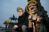 Thomas Rohden er med til at stifte en ny Kina-kritisk forening. Her ses han ved en midlertidig skamstøtte foran Christiansborg. Som Jyllands-Posten har afsløret, fik statuen Kinas ambassade til at lægge pres på Københavns Kommune. Foto: Lars Krabbe