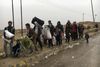 FN anslår, at 200.000 er på flugt fra krigshandlingerne i Mosul. Denne gruppe forsøgte at nå i sikkerhed nær byens lufthavn. Foto: Mohammed Numan