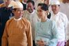 I dette foto fra den 30. marts 2018 eskorterer Aung San Suu Kyi sin mangeårige allierede U Win Myint til parlamentet, så han kan aflægge ed som Myanmars nye præsident. Mandag blev de begge idømt fire års fængsel af en domstol kontrolleret af militærjuntaen, der tog magten ved et kup den 1. februar. Arkivfoto: AFP