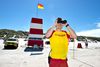 De rød-gule flag markerer det anbefalede badeområde, og farven signalerer almindelige badeforhold. Foto: Henning Bagger/Ritzau Scanpix