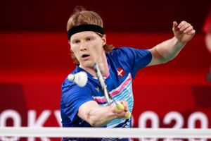 Ligesom Viktor Axelsen rykker Anders Antonsen til Dubai. Badminton Danmark respekterer valget.