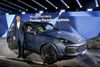 Modificeret. Porsche Cayenne er til at kende, selv om bilen er helt ny. Alligevel er den blevet op til 65 kg lettere og markant mere økonomisk. Her flankeret af topchef Oliver Blume, der præsenterede bilen på taget af Porsches fabriksmuseum i Stuttgart. Foto: Porsche