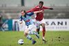 Bård Finne fra Sønderjyske presses i en duel mod Fremad Amagers Franco Acthou. Kampen forløb ellers hovedsageligt med omvendt fortegn, og Sønderjyske vandt 4-1. Foto: Claus Fisker/Ritzau Scanpix.