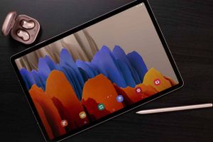 Skærmstørrelsen er helt op til 12,4”, og du får smart S Pen samt mulighed for at koble et tastatur i pc-kvalitet til de nye Samsung-tablets Galaxy Tab og Tab S7+.