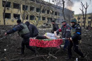 Hverken kvinden eller hendes ufødte barn overlevede russisk bombardement af hospital i Mariupol i Ukraine.