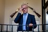 Medarbejderne i Region Syddanmark turde ikke sige den tidligere regionsrådsformand Carl Holst (V), konkluderer rapport.