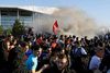 Fodboldfans kom i klammeri med politiet uden for stadion forud for torsdagens Europa Leagueopgør imellem Lyon og tyrkiske Besiktas. Foto: Laurent Cipriani/AP