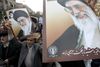 Billeder af Irans øverste leder, ayatollah Ali Khamenei, holdes i vejret under en demonstration i Teheran. Turbanerne viger imidlertid gradvist for uniformerne.