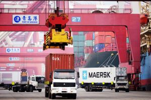 Lastbiler læsser containere i Qingdao havn i det østlige Kina. En handelskrig vil også ramme shippingselskaber. Foto: Imaginechina via AP