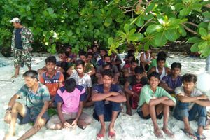 En gruppe Rohingya-flygtninge på stranden på øen Rawi i det sydlige Thailand. Foto: Reuters