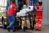 En kvinde bæres ind på hospitalet i Burgos i Spanien, som nu kan notere over 10.000 dødsfald på grund af corona. Foto: Cesar Manso/AFP