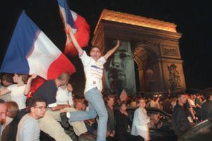 Da Frankrig vandt guld ved fodbold-VM i 1998, strømmede op mod 1,5 mio. franskmænd til Champs-Elysées i Paris for at hylde deres helte. Arkivfoto: Jack Guez/AFP.
