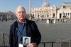 Tim Lennon er formand for SNAP, en forening af ofre for præsters sexmisbrug. Han er rejst til Rom for tale ofrenes sag og står her foran Peterskirken med et foto af sig selv som ung. Foto: Remo Casilli/Reuters