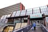 Et indædt personopgør i Ishøj har kostetSocialdemokratiet borgmesterposten og det absolutte flertal i byrådet. En tidligere minister har forsøgt at mæglei konflikten. Forgæves.Indkøbscenteret Ishøj Bycenter.
