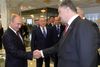 Vladimir Putin og Petro Porosjenko hilser på hinanden.