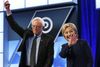 Under valgkampen har der til tider været kold luft mellem Bernie Sanders og Hillary Clinton, men nu har Bernie sanders valgt at stille sig bag Clintons kamp for at blive USA's næste præsident. Her set sammen til en debat i marts. Foto: Wilfredo Lee/AP