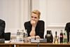 Et lovkrav om, at nye danskere skal give hånd for at få statsborgerskab, har splittet rød og blå blok på Christiansborg, men også internt i partiet Venstre. Og vælgerne er heller ikke entydige i deres støtte til ideen, viser to meningsmålinger. Udlændingeminister Inger Støjberg (V) siger om lovkravet, at det handler om »at man tager fundamentet til sig, når man vil kalde sig dansker.«