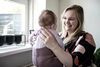 Den 33-årige Linda Kronborg Thygesen med sin tre måneder gamle datter, Lily, er ikke umiddelbart begejstret ved udsigten til, at læger fremover skal have pligt til at bringe graviditet, livsstil og alderens betydning for fertiliteten på banen, når kvinder som hende dukker op hos lægen i andre sammenhænge. Foto: Christian Lykking