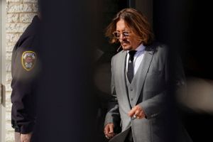 En håndfuld fans er mandag mødt op med piratflag foran et retslokale i USA for at støtte Johnny Depp.
