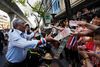 Protestleder Suthep Thaugsuban indsamler donationer fra tilhængere under mandagens protestmarch. Hans bevægelse kræver regeringens afgang og har lovet større demonstrationer i de kommende uger men vil også forsøge at få valget annulleret ved en retssag. Foto: AP