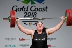 Den 43-årige vægtløfter Laurel Hubbard blev født som mand, men skal nu deltage i kvindernes OL-konkurrence.