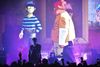 Damon Albarn (forrest) er den musikalske drivkraft i Gorillaz. Jamie Hewlett kreerer de visuelle figurer på video, plade og scene. Foto: Mark Allan, AP