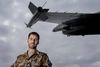 Den 45-årige Brian, der her ses ved et udstillet F16-fly på Flyvestation Skrydstrup, er presseofficer og glæder sig til missionen mod IS. Hans største bekymring er, om sønnen får lavet sine gymnasielektier, mens han er væk. Af hensyn til sine pårørende ønsker Brian ikke sit efternavn i avisen. Foto: Mads Hansen