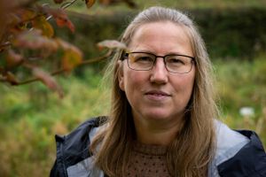 Fødevarestyrelsen anbefaler, at man ikke spiser grøntsager, hvis man har mistanke om, at de kan være forurenet med PFAS. Nu ønsker Birthe Drews, at myndighederne vil lave en grundig undersøgelse, men det kommer ikke nødvendigvis til at ske. 