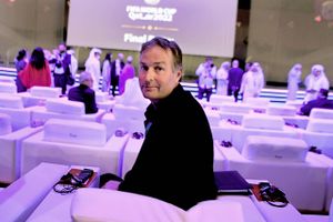 Kasper Hjulmand kalder det håbløst at afvikle fodbold-VM i Qatar, men landstræneren kalder det også forkert, hvis danskerne ikke tør bakke landsholdet op foran storskærme i de danske byer.