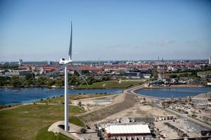 Københavns Kommune har et ambitiøst vindmølleprojekt, hvor målet er, at der i 2025 skal være opstillet over 100 vindmøller. Her en af de første på Prøvestenen på Amager. Foto: Peter Klint/Polfoto