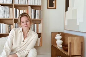 Hos kunstneren Simone Polk bliver der ikke skiftet ret meget ud i interiøret, for de møbler, hun har, er nøje udvalgt og fundet over lang tid. Mest af alt drømmer hun om mere plads til at udleve sine mange idéer.