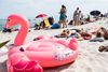 Strandgæster solbader og svømmer under hedebølgen ved Saksild Strand nær Odder, søndag den 9. august 2020. Saksild Strand er nyt corona-hotspot i Østjylland, men varmen fik folk til at søge til stranden for at få en dukkert inden arbejdsugen begynder igen.. (Foto: Helle Arensbak/Ritzau Scanpix)