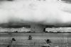 En kæmpemæssig paddehattesky viste sig over Stillehavet, da USA kort efter Anden Verdenskrig udførte en række prøvesprægninger af atombomber ved Bikini-atol i Oceanien. Især under Den Kolde Krig var frygten for atombomben og dens ødelæggelser stor, men hos de fleste var reaktionen blot en udbredt desillusion og dvask mistro til magthaverne. Foto: AP