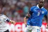 Philipp Lahm og den italienske angriber Belotelli.