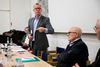 Carl Holst får især kritik for ikke at have taget hånd om nødråb fra forsvarets flymekanikere.