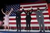 Demokraternes præsidentkandidat Joe Biden og hustruen Jill Biden takker for nomineringen sammen med vicepræsidentkandidat Kamala Harris og hendes mand Douglas Emhoff. Foto: Kevin Lamarque/Reuters