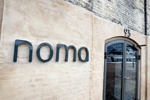 Danmarks verdensberømte restaurant Noma er i besiddelse af den dyreste faste menu: 1700 kr. koster det at spise på restauranten, der har to Michelin-stjerner og har status som verdens tredjebedste. Vinen kommer oven i.