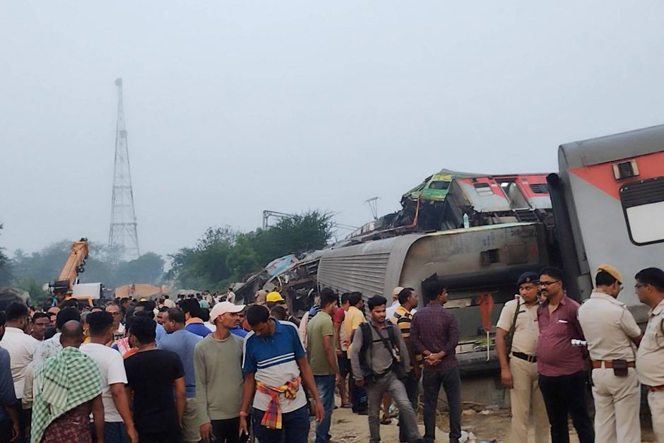 Passagerer er fanget i væltede togvogne efter en voldsom ulykke i Indien, der har dræbt mindst 288 personer.