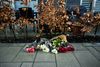 Taastrup, Skjeberg Allé. To unge mænd dræbt med kniv omkring nr. 148. Folk kommer til og lægger blomster og mindes de døde.