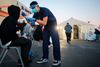 Californien har i de seneste døgn testet omkring 300.000 personer om dagen, og positivprocenten ligger - fordelt over de seneste 14 dage - på 11,8 pct. For Los Angeles alene er positivprocenten i den seneste uge 14 pct. Foto: Mario Tama/Getty Images/AFP
