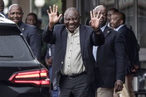 Sydafrikas skandaleramte præsident, Cyril Ramaphosa, kom i politisk stormvejr efter et kontroversielt tyveri begået på hans gård. Præsidenten ser ud til at undgå en rigsretssag, men han kan ikke ånde lettet op endnu.  