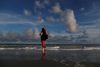 En amerikansk kvinde går rundt på stranden Myrtle Beach i South Carolina. Om få dage ventes en kraftfuld orkan at gå i land netop her. Foto: Randall Hill/Reuters