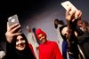 Halima Aden er den første hijabklædte topmodel i verden. I november vendte hun industrien ryggen, fordi hun følte, at hun for ofte måtte gå på kompromis med sin religion. Nu har hun tegnet kontrakt med det tyrkiske modehus Modanisa, som promoverer tækkelig mode særligt rettet mod muslimske kvinder. Billedet her er fra Modanisas modeshow i London i 2018. Foto: Murad Sezer/Reuters