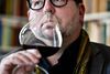 Niels Lillelund (f. 1965), kulturjournalist, gennem mange år været vin- og restaurantkritiker på Morgenavisen Jyllands Posten. Cand.mag. med hovedfag i Nordisk Litteratur, forfatter til en række bøger, herunder ”Rhône-vinene” (L&R 2013) og en serie kriminalromaner med antikvarboghandleren Erik Andersen. Seneste opus, "Bibendum", udspiller sig netop blandt vinfolk og journalister.